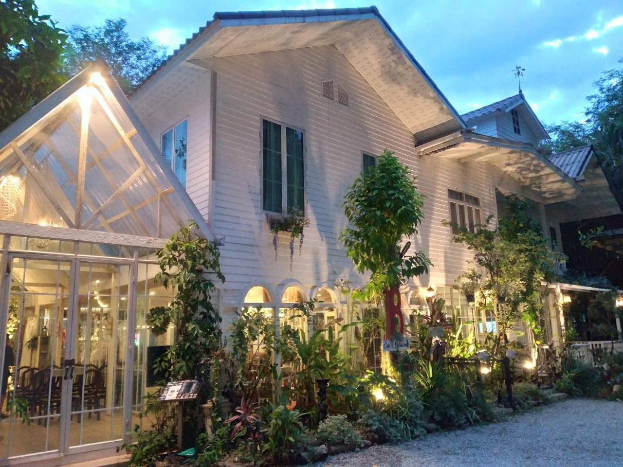 Rent a vintage style house in Saraphi Yang Noeng zone.  Rent 45,000 baht /month