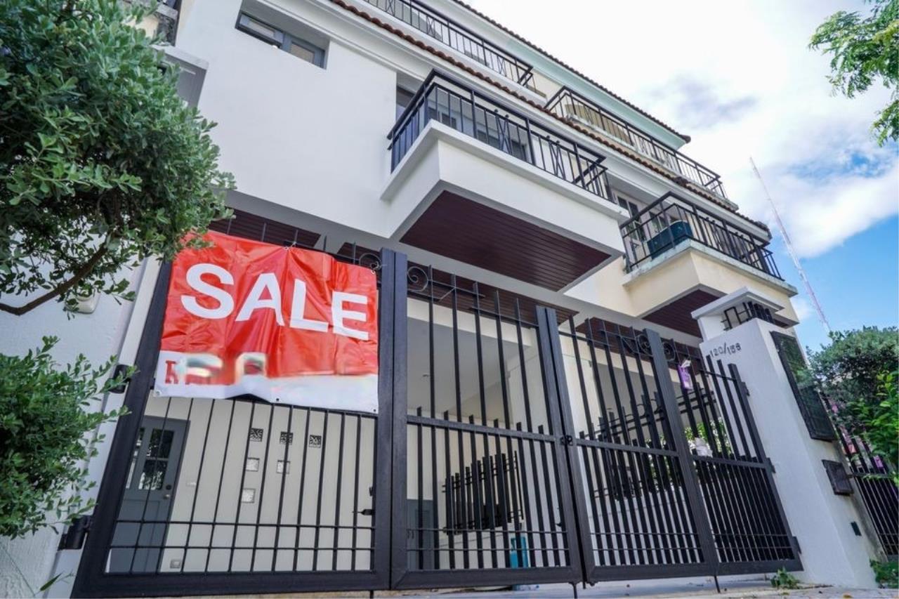 Townhome for sale in a 3-story project, Tha Sala zone.