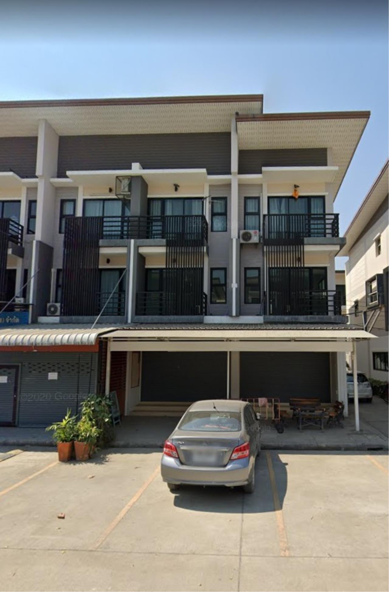 Commercial building for rent in Tha Ruea zone near Tha Ruea Market.
