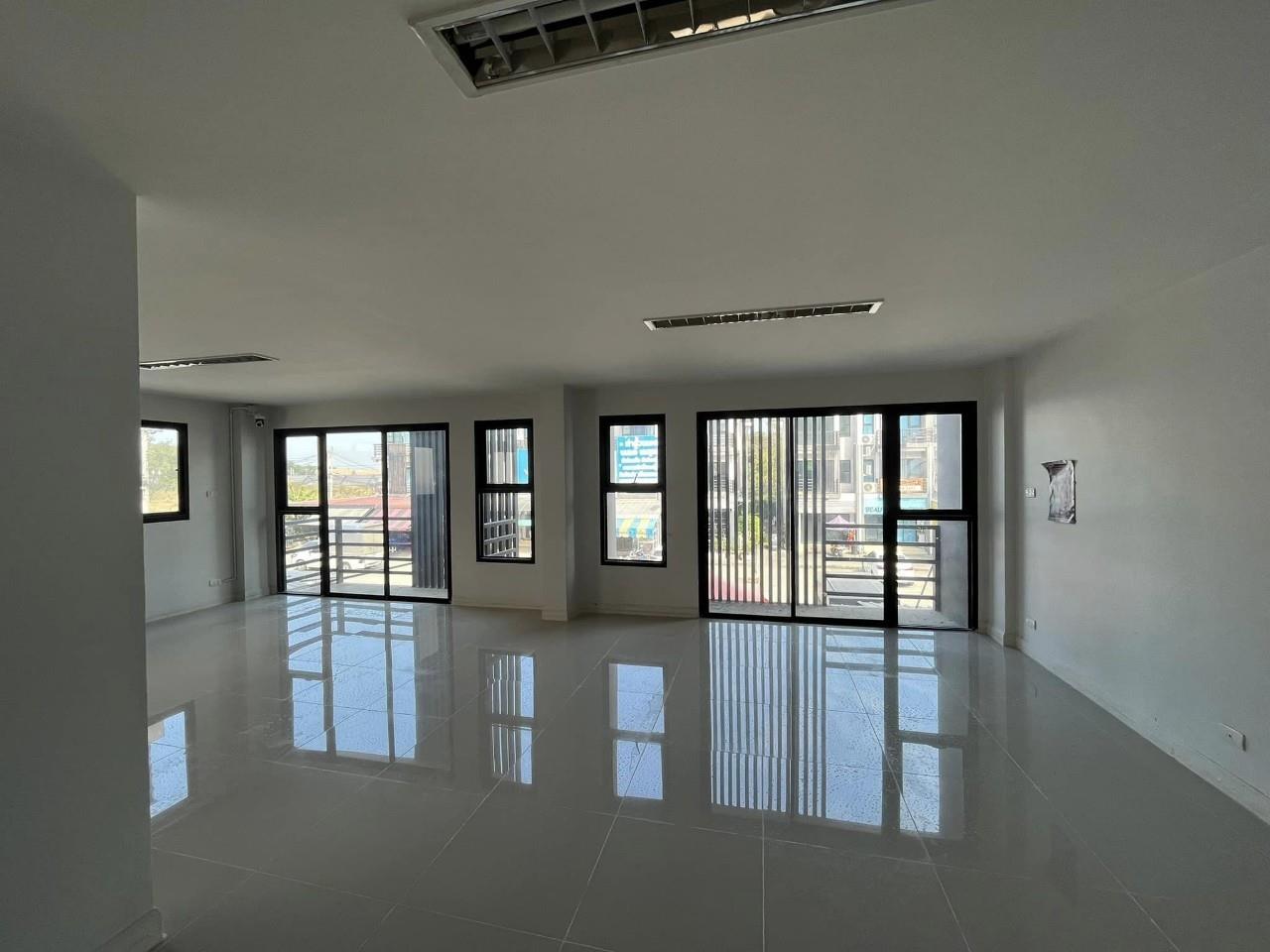 Commercial building for rent in Tha Ruea zone near Tha Ruea Market.