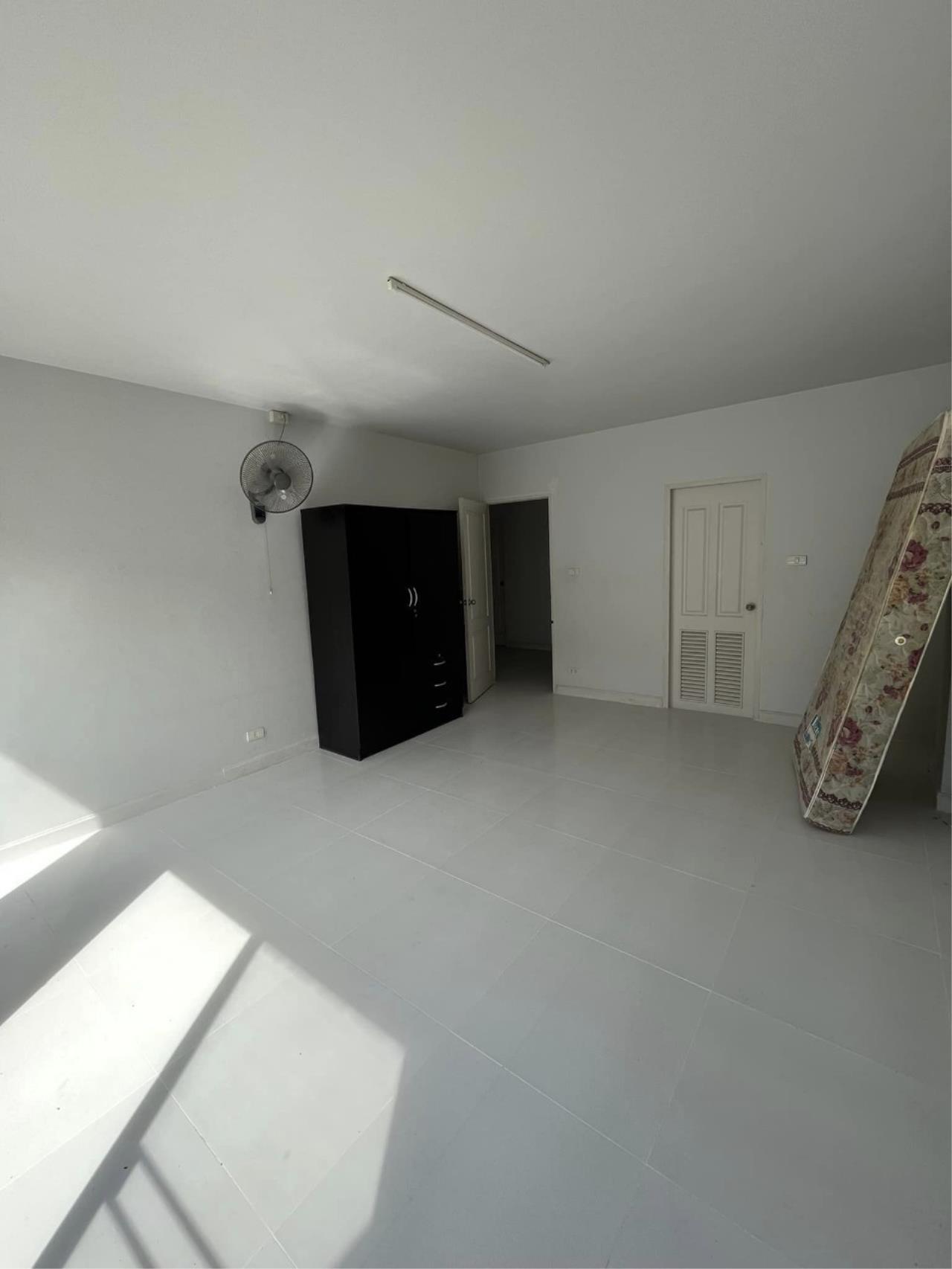 Commercial building for rent in Tha Ruea zone near Tha Ruea Market.
