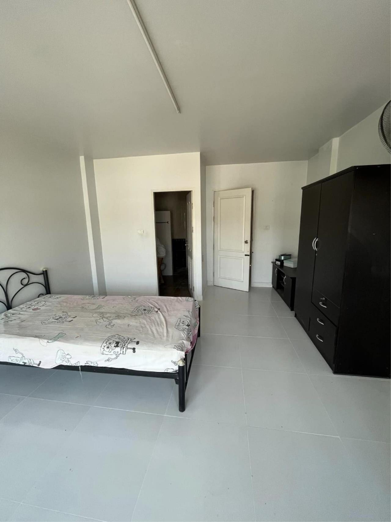 Commercial building for rent in Tha Ruea zone near Tha Ruea Market.