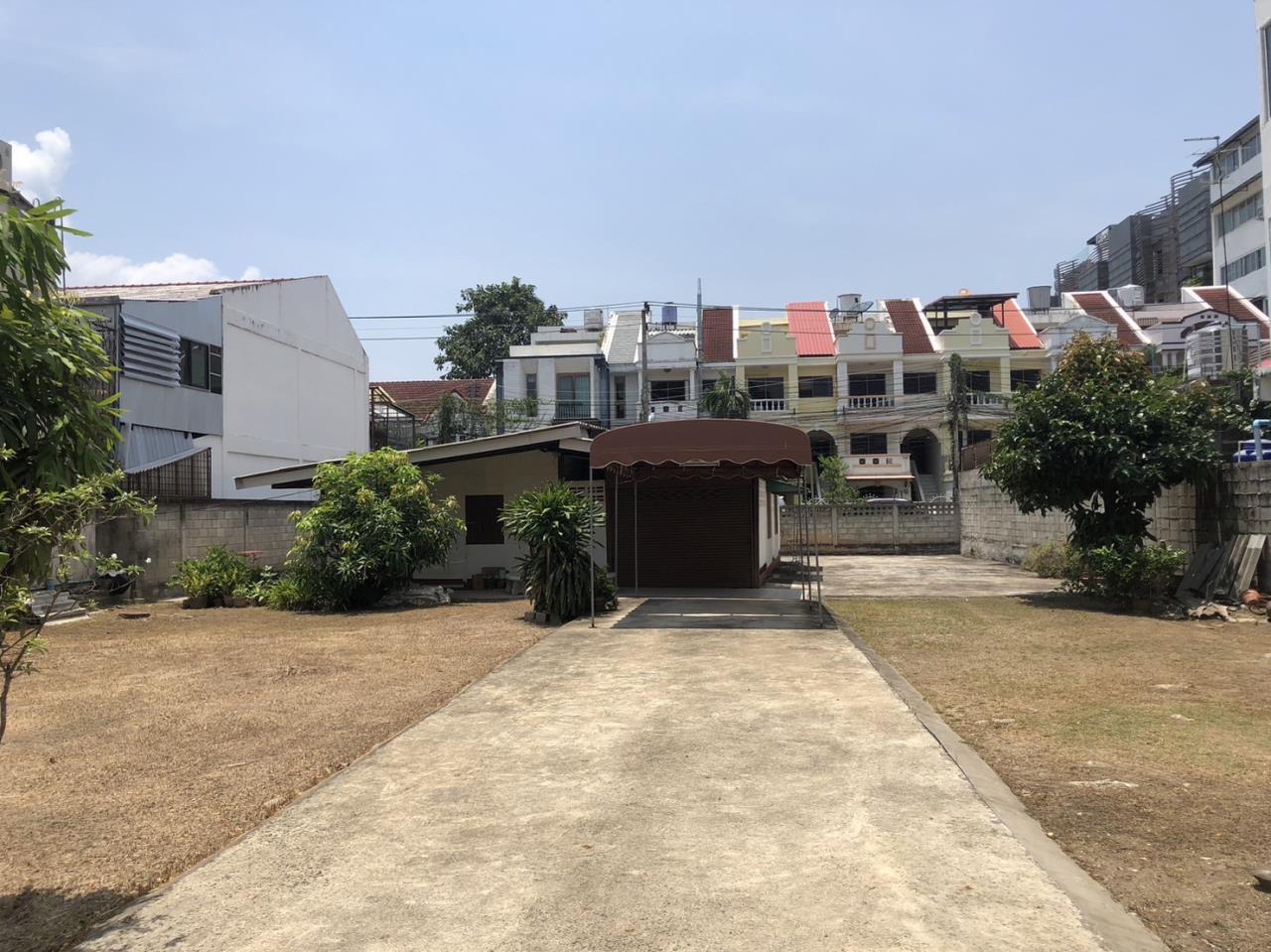 Land for rent in Nimman zone near One Nimman .