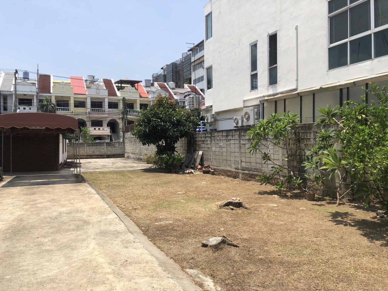 Land for rent in Nimman zone near One Nimman .