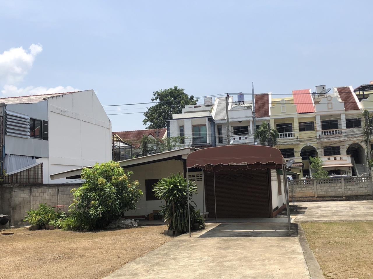 Land for rent in Nimman zone near One Nimman .