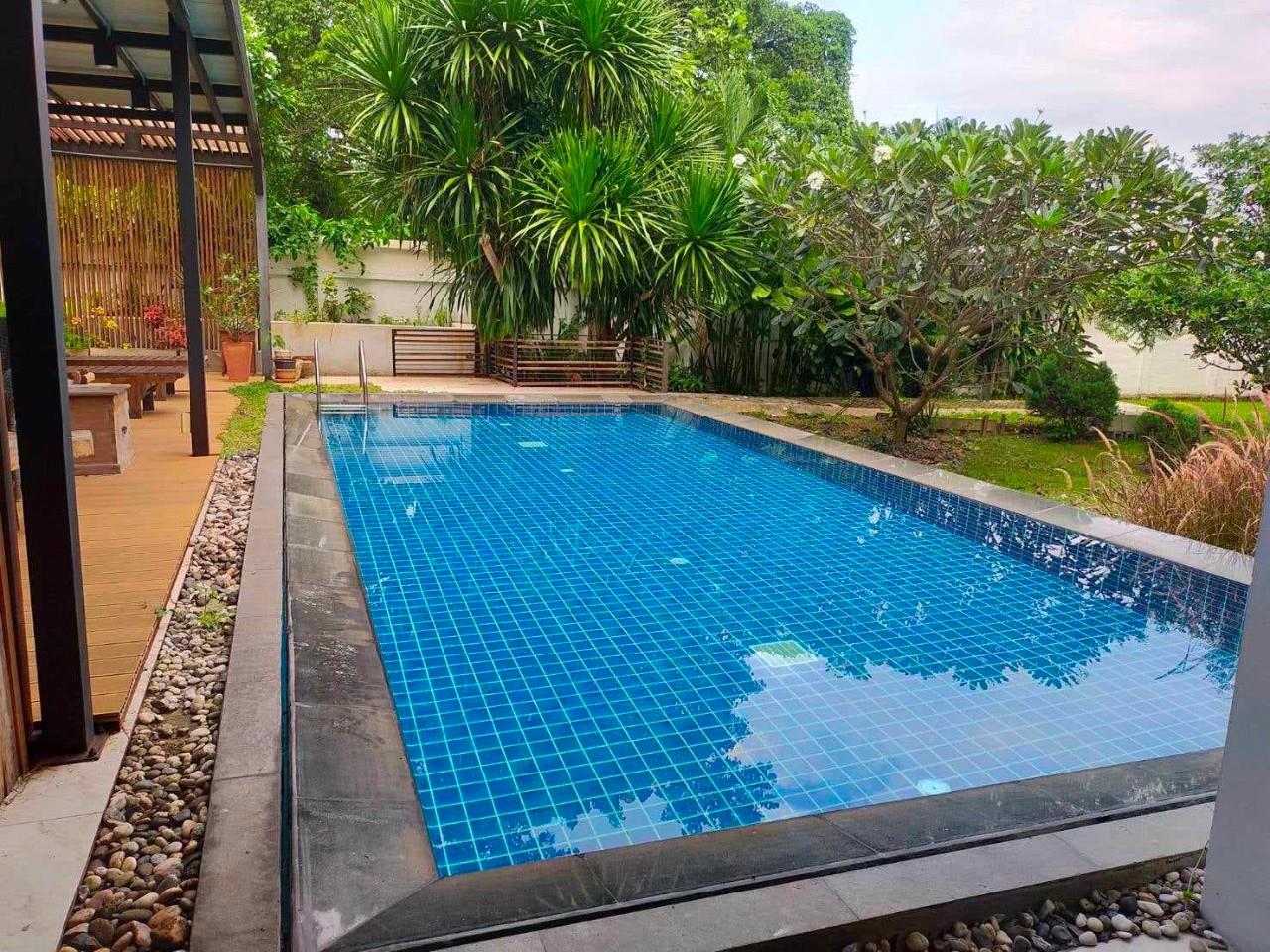 Pool villa for rent in San Kamphaeng zone, near San Kamphaeng Walking Street.