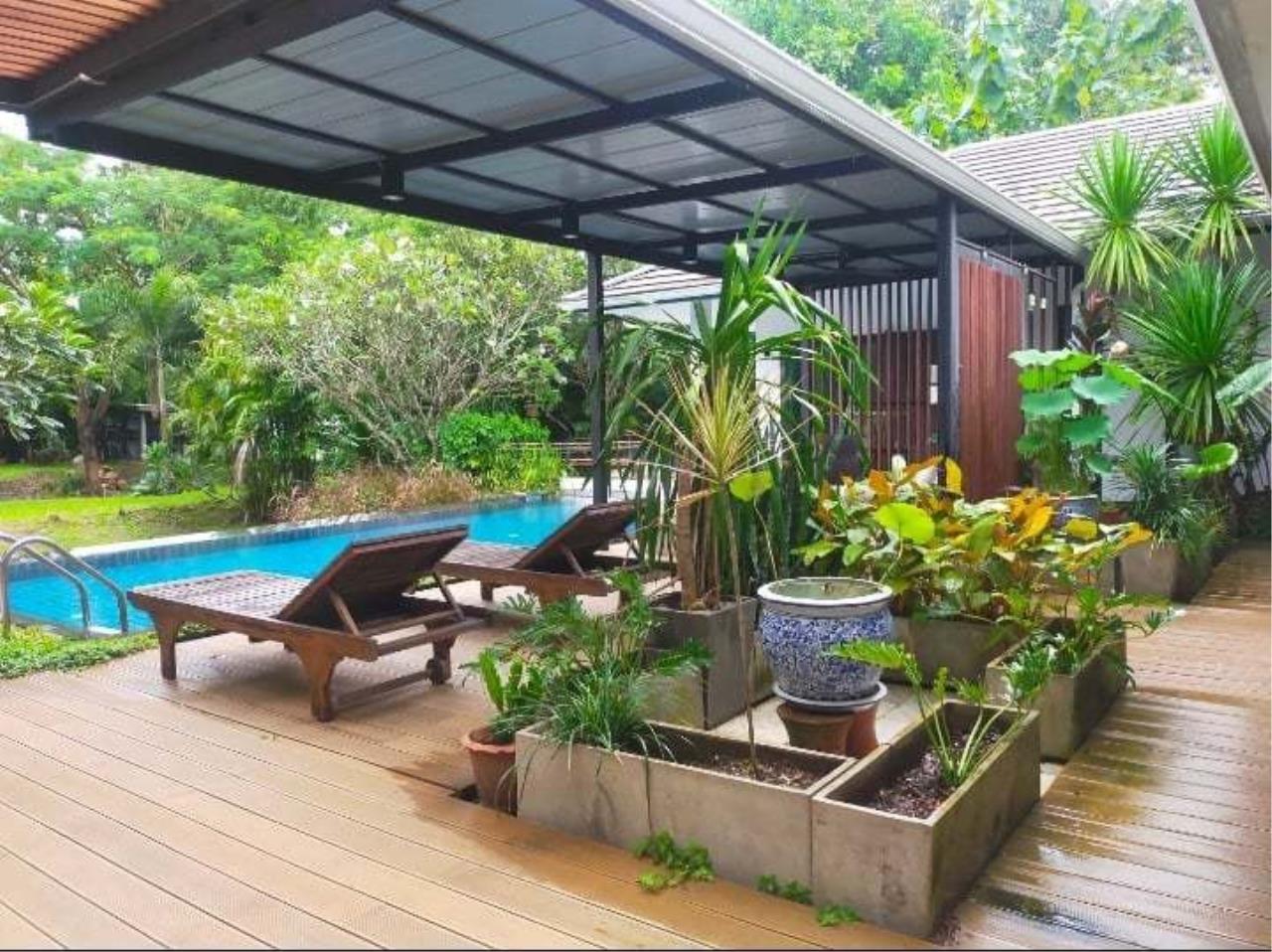 Pool villa for rent in San Kamphaeng zone, near San Kamphaeng Walking Street.