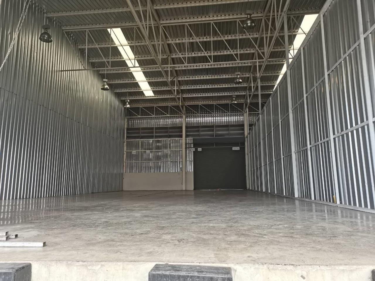 Warehouse for rent in Won Saraphi near the main road.