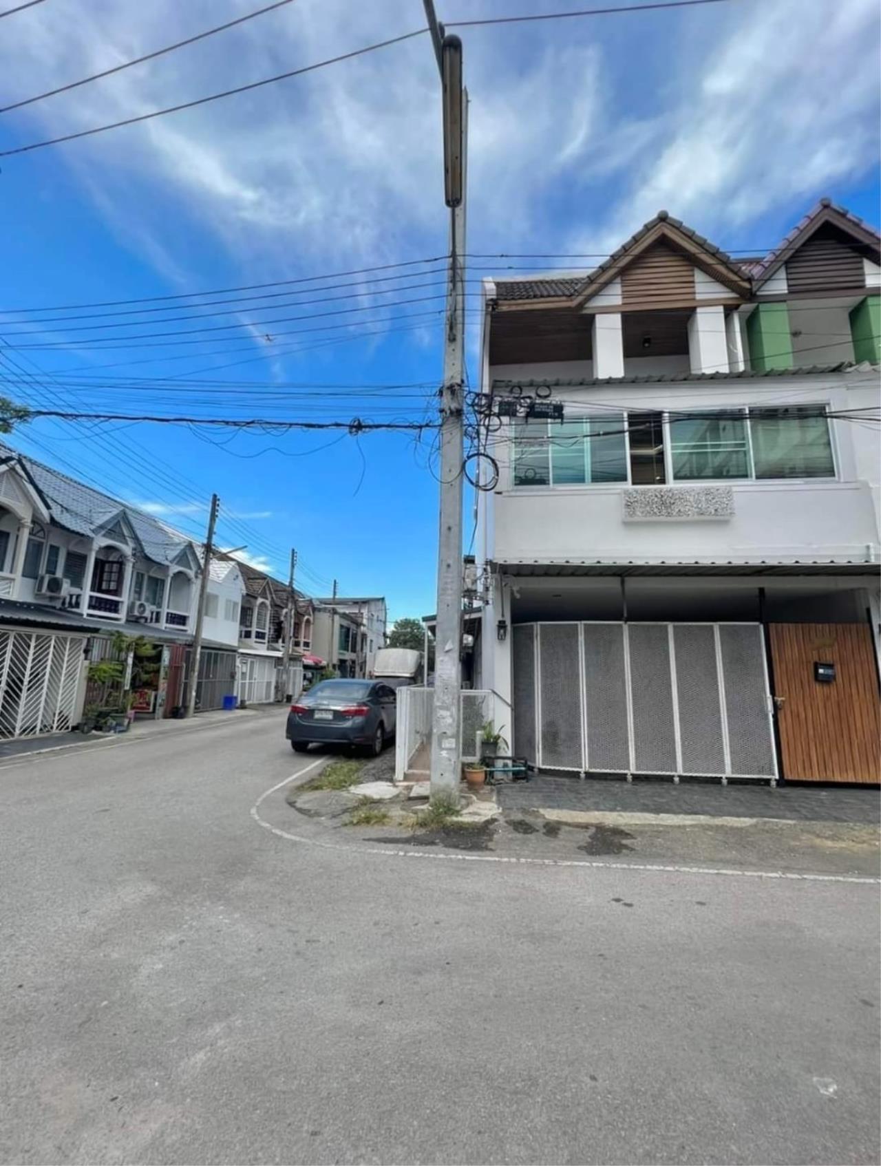 Townhome for rent, corner house, near 7 Yod Plaza.