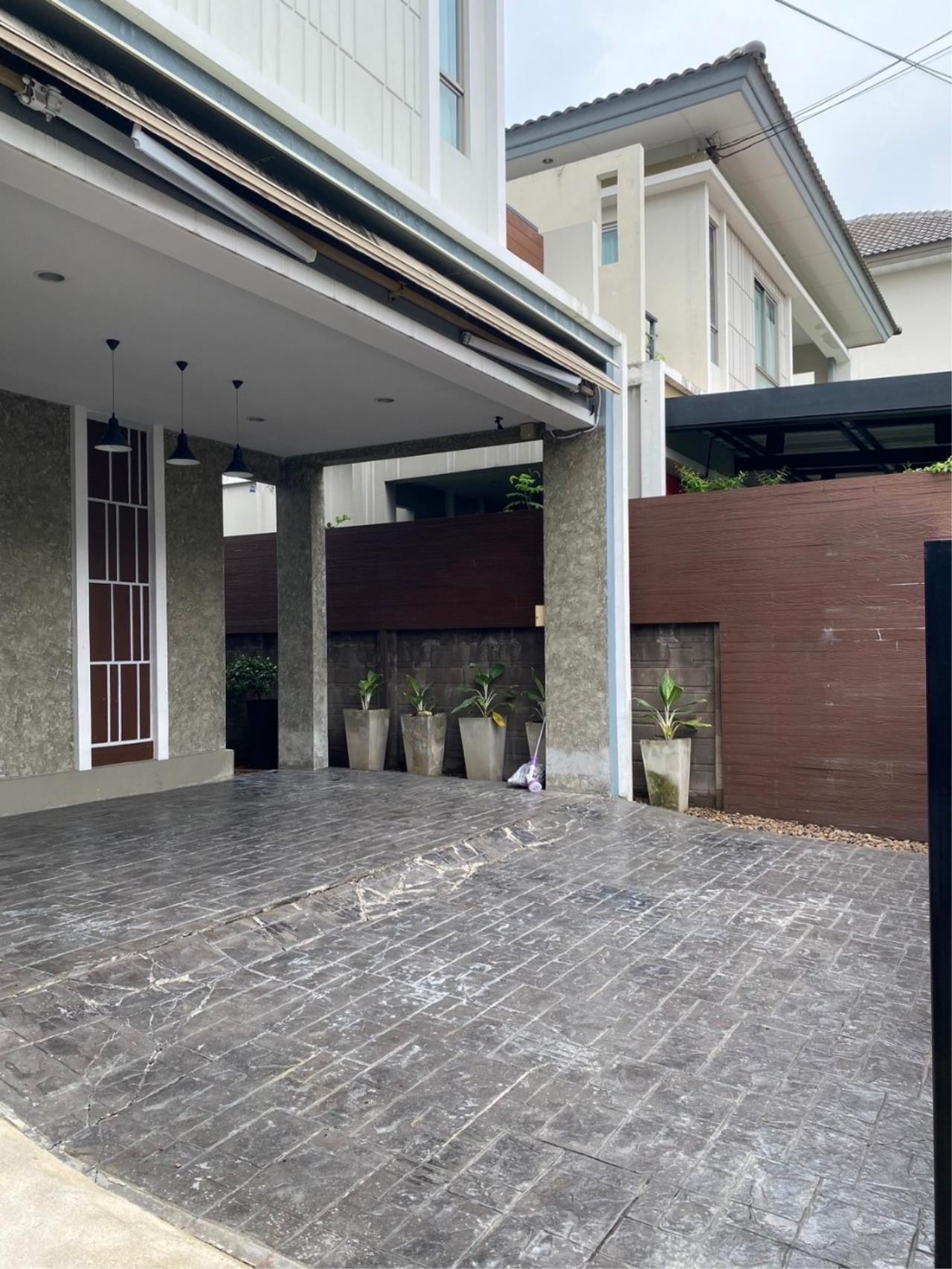 House for rent in The Plant Estique Pattanakarn 38 project.