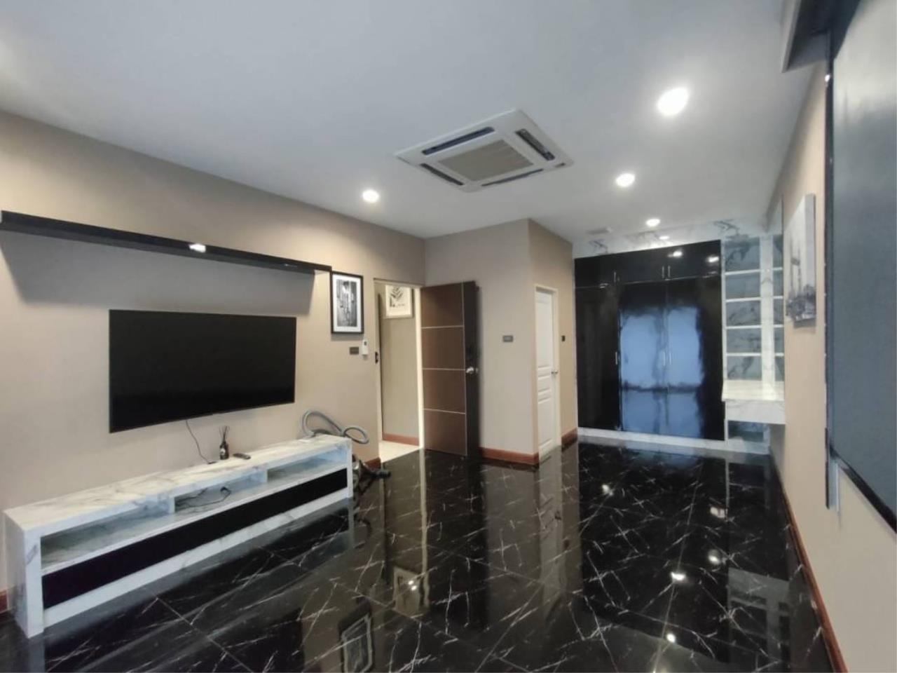 2 storey house for sale, golden location, Hang Dong zone