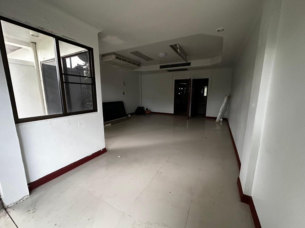 Townhome for rent in the city zone near Chiang Mai Airport.