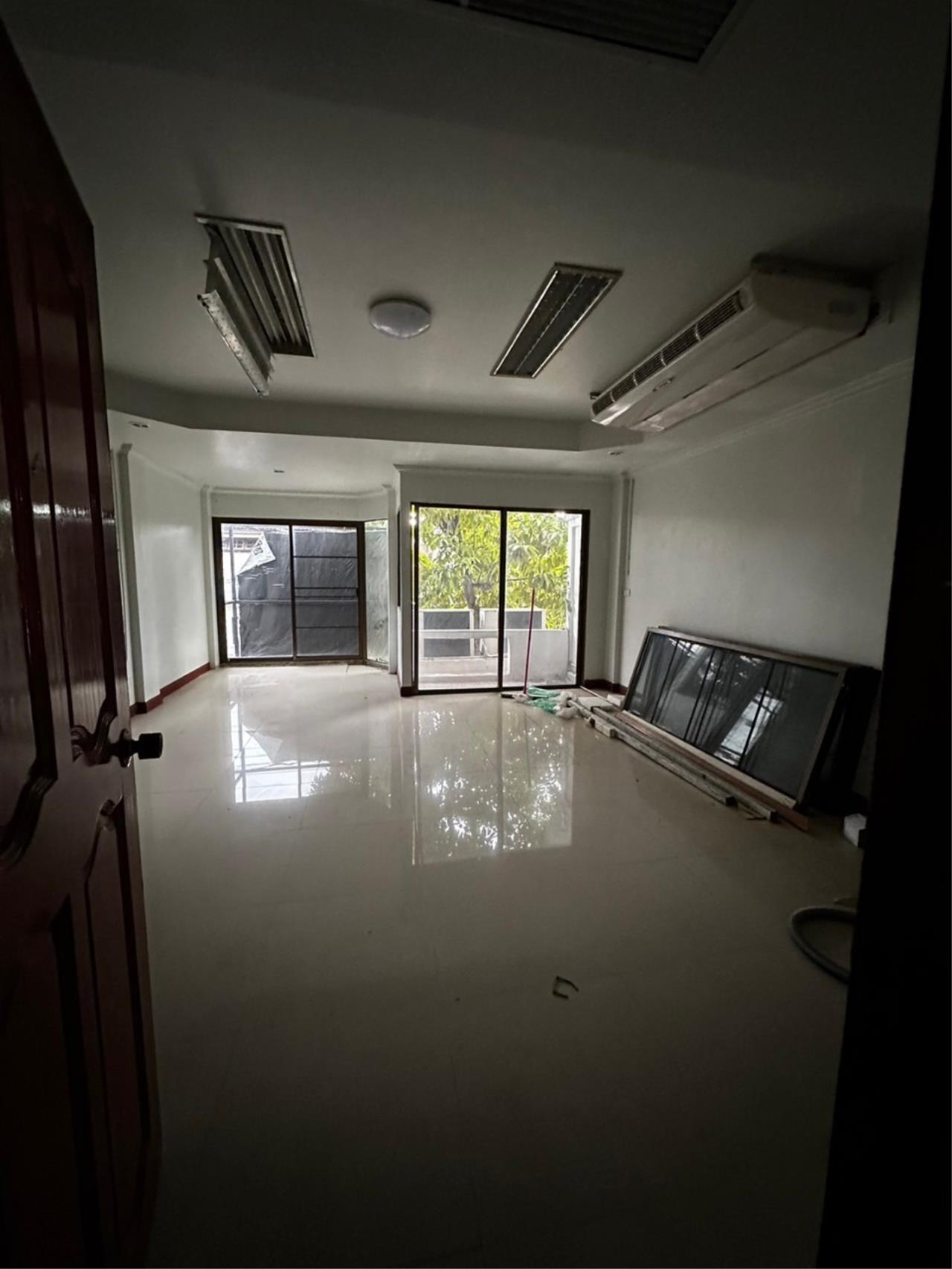 Townhome for rent in the city zone near Chiang Mai Airport.