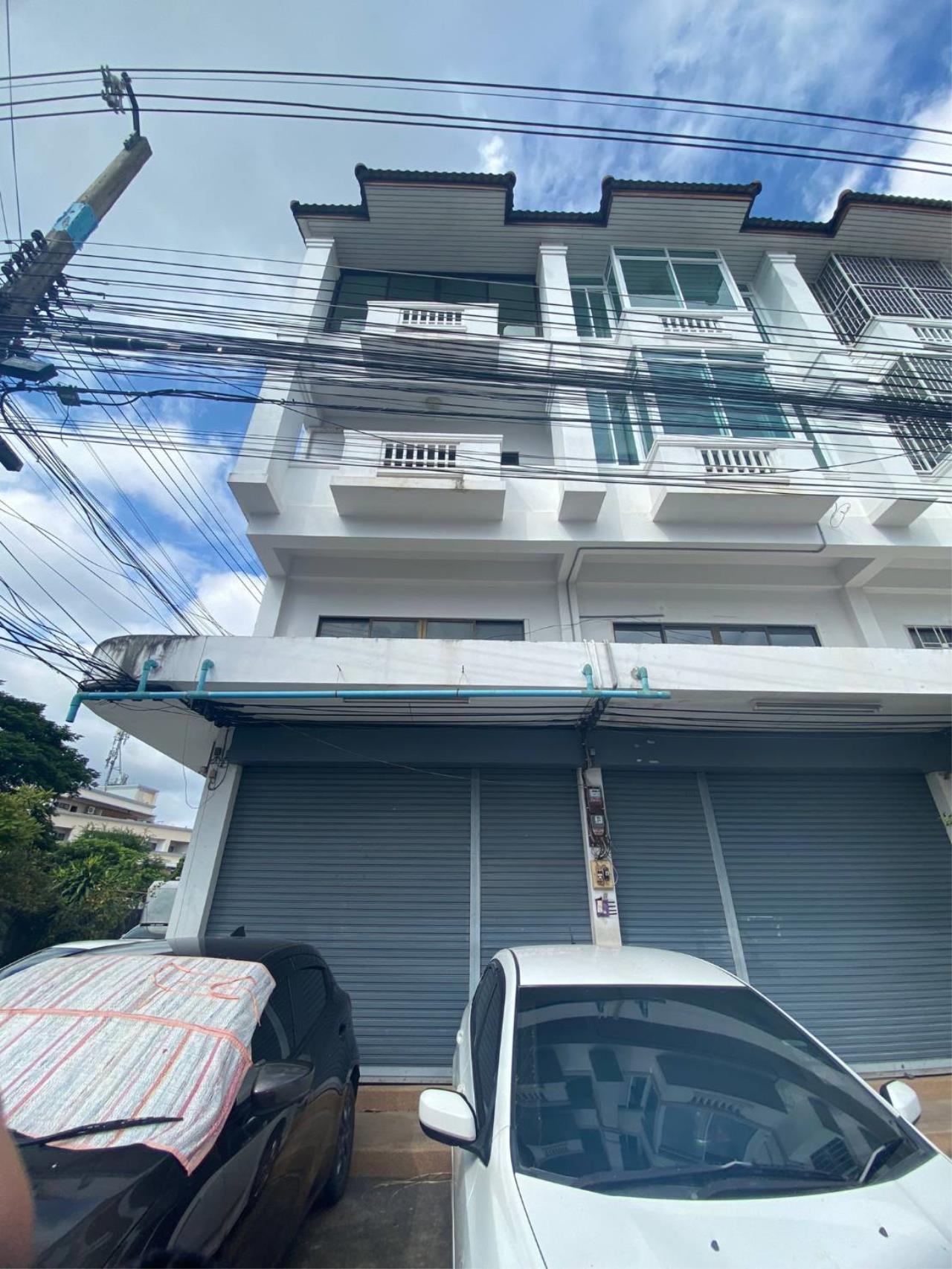 Townhome for rent in the city near Chiang Mai Municipal Stadium.