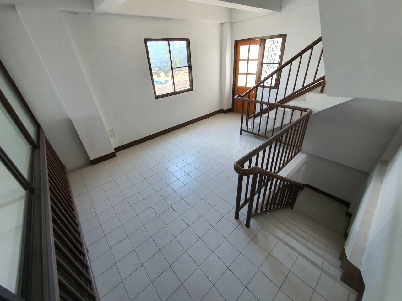 Townhome for rent in the city near Chiang Mai Municipal Stadium.