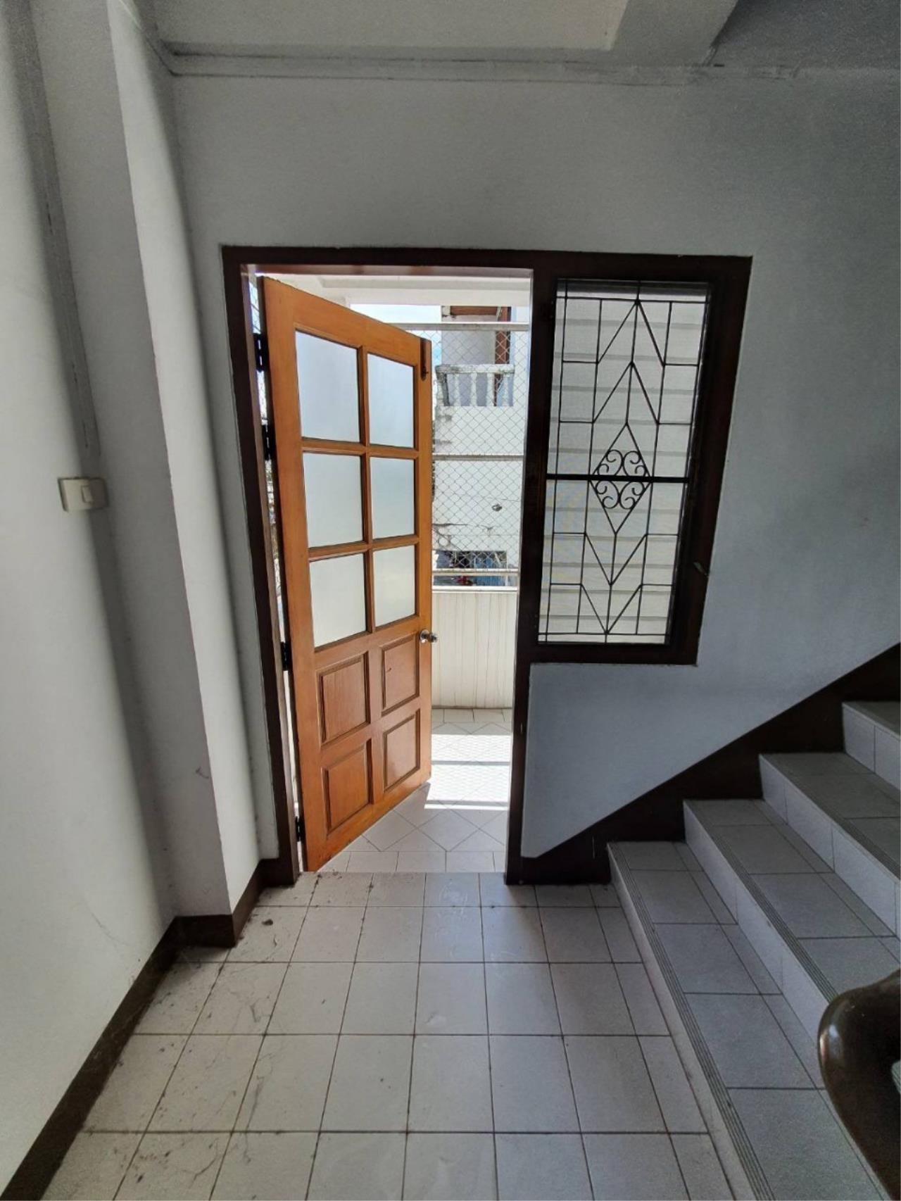 Townhome for rent in the city near Chiang Mai Municipal Stadium.