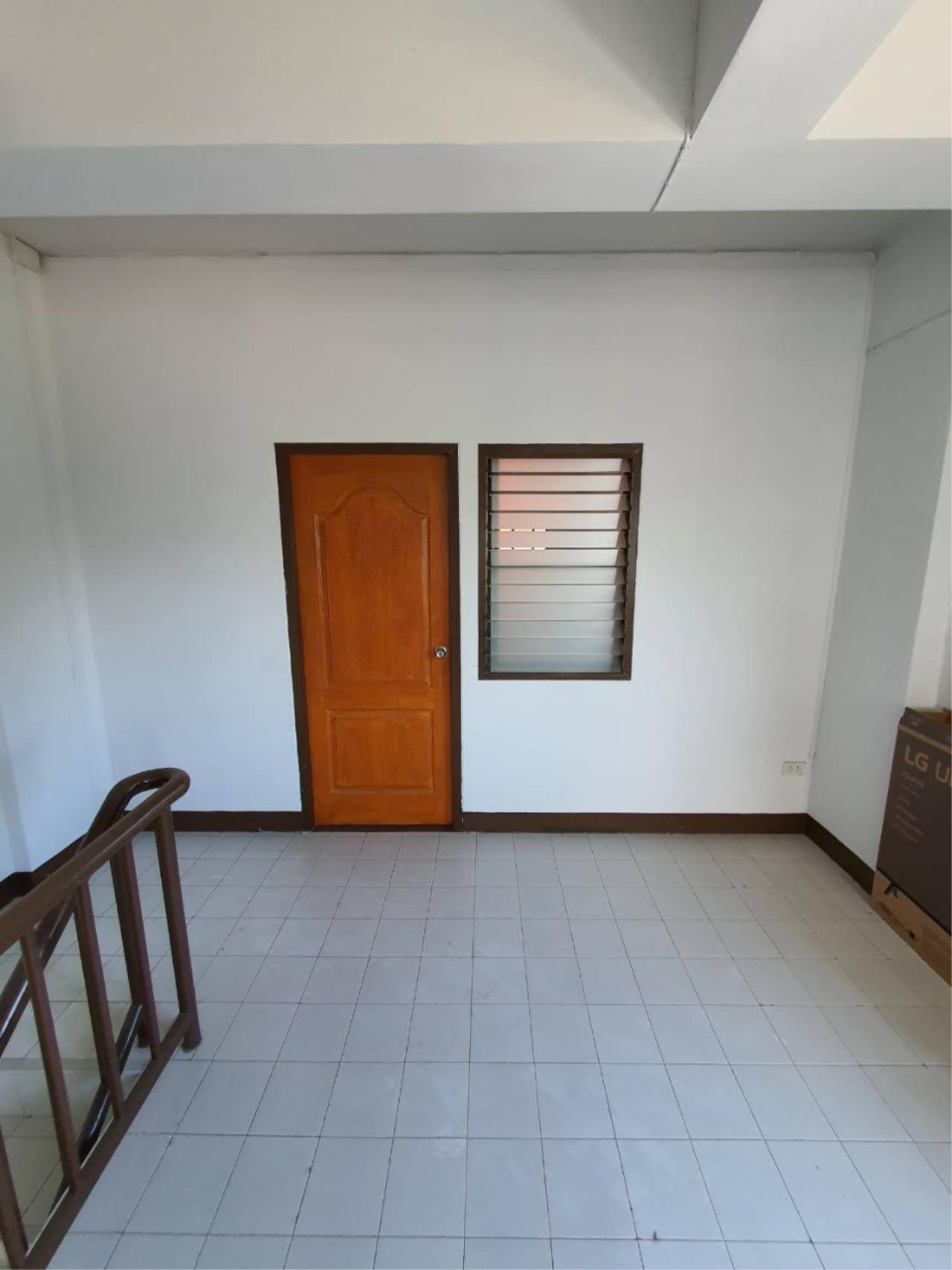 Townhome for rent in the city near Chiang Mai Municipal Stadium.