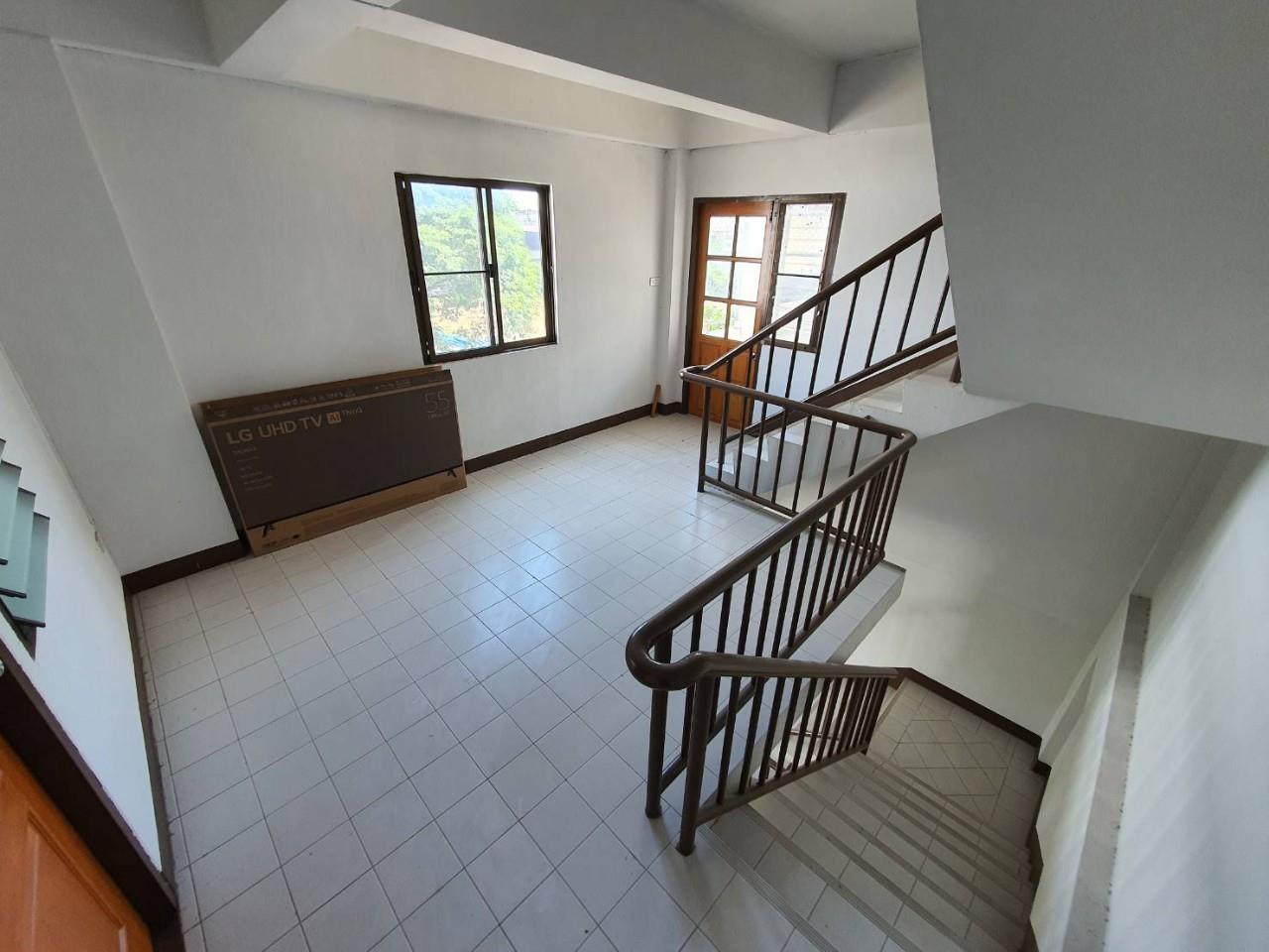 Townhome for rent in the city near Chiang Mai Municipal Stadium.