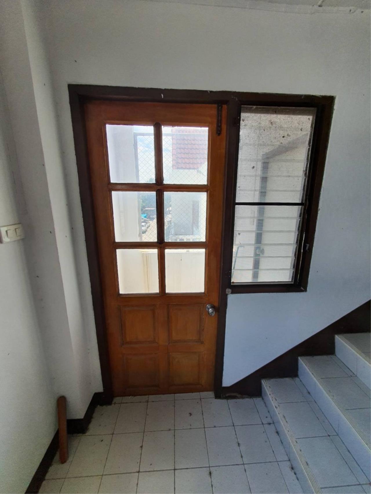 Townhome for rent in the city near Chiang Mai Municipal Stadium.