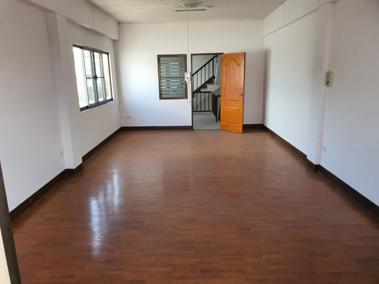 Townhome for rent in the city near Chiang Mai Municipal Stadium.