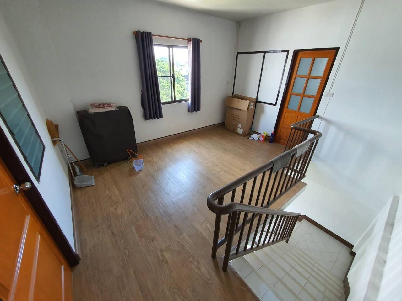 Townhome for rent in the city near Chiang Mai Municipal Stadium.