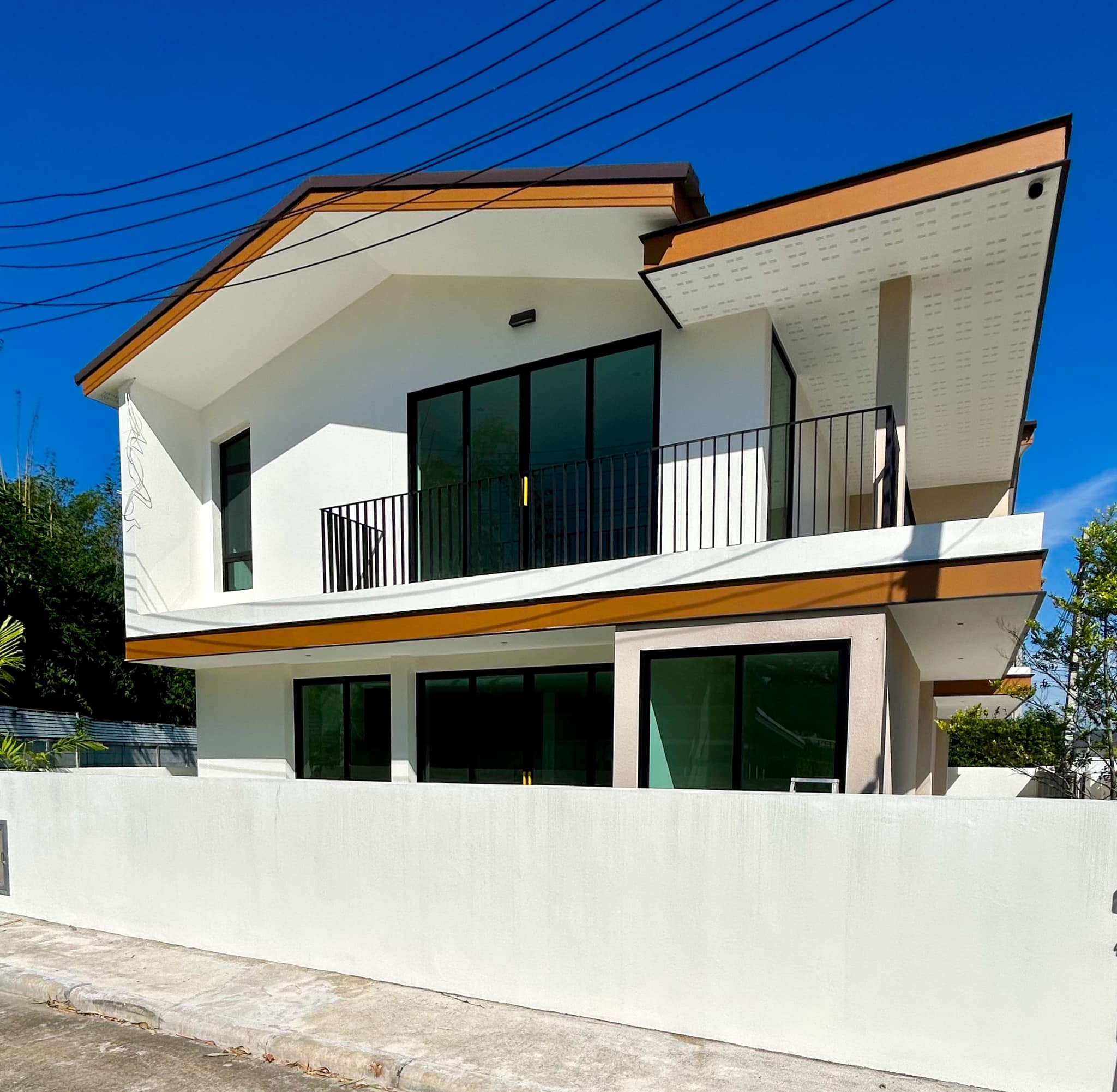 Newly built house for sale in the heart of the city. 📢