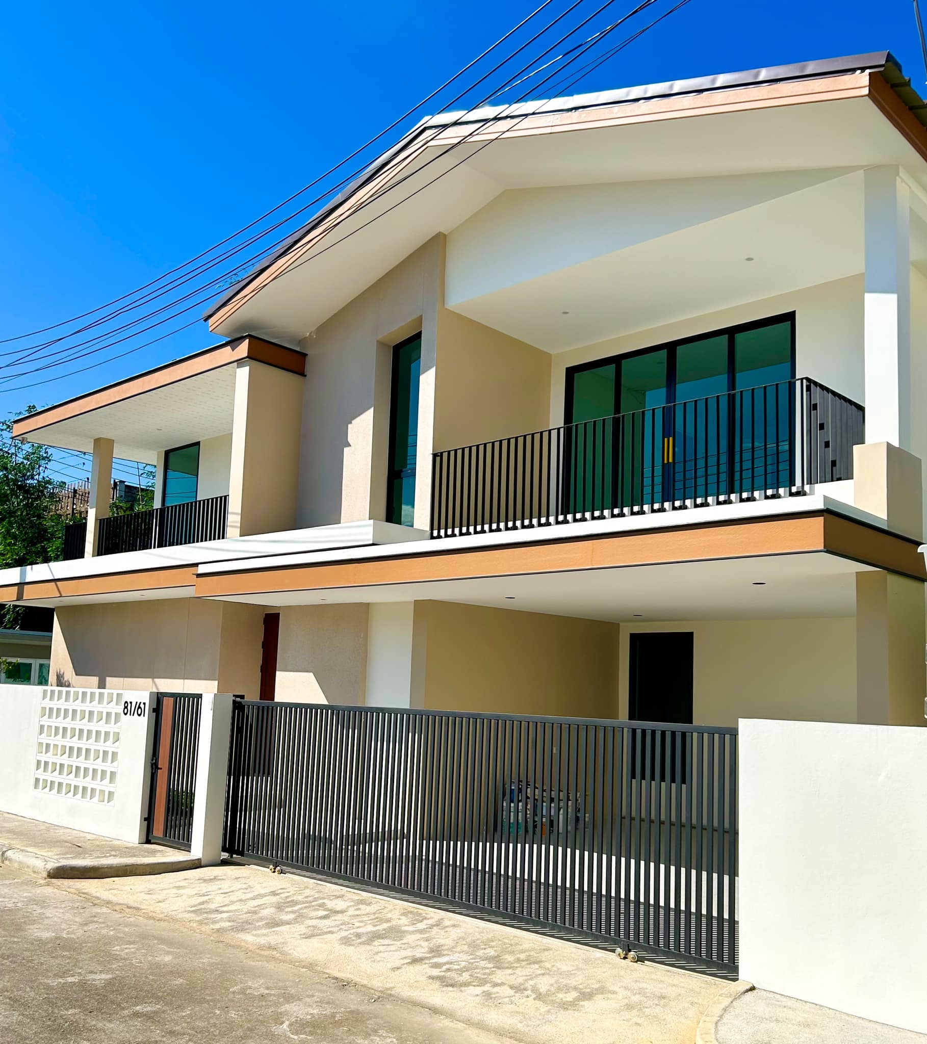 Newly built house for sale in the heart of the city. 📢