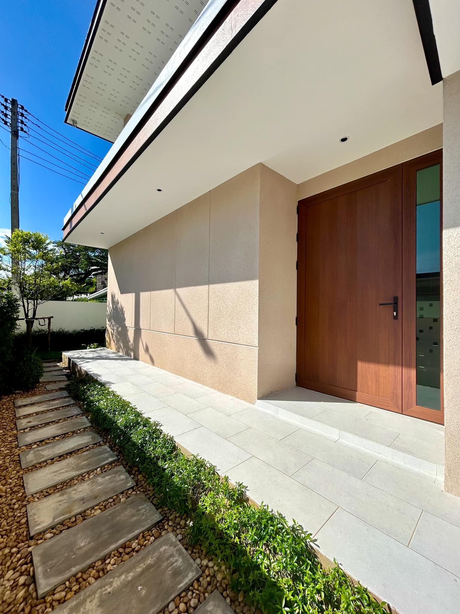 Newly built house for sale in the heart of the city. 📢