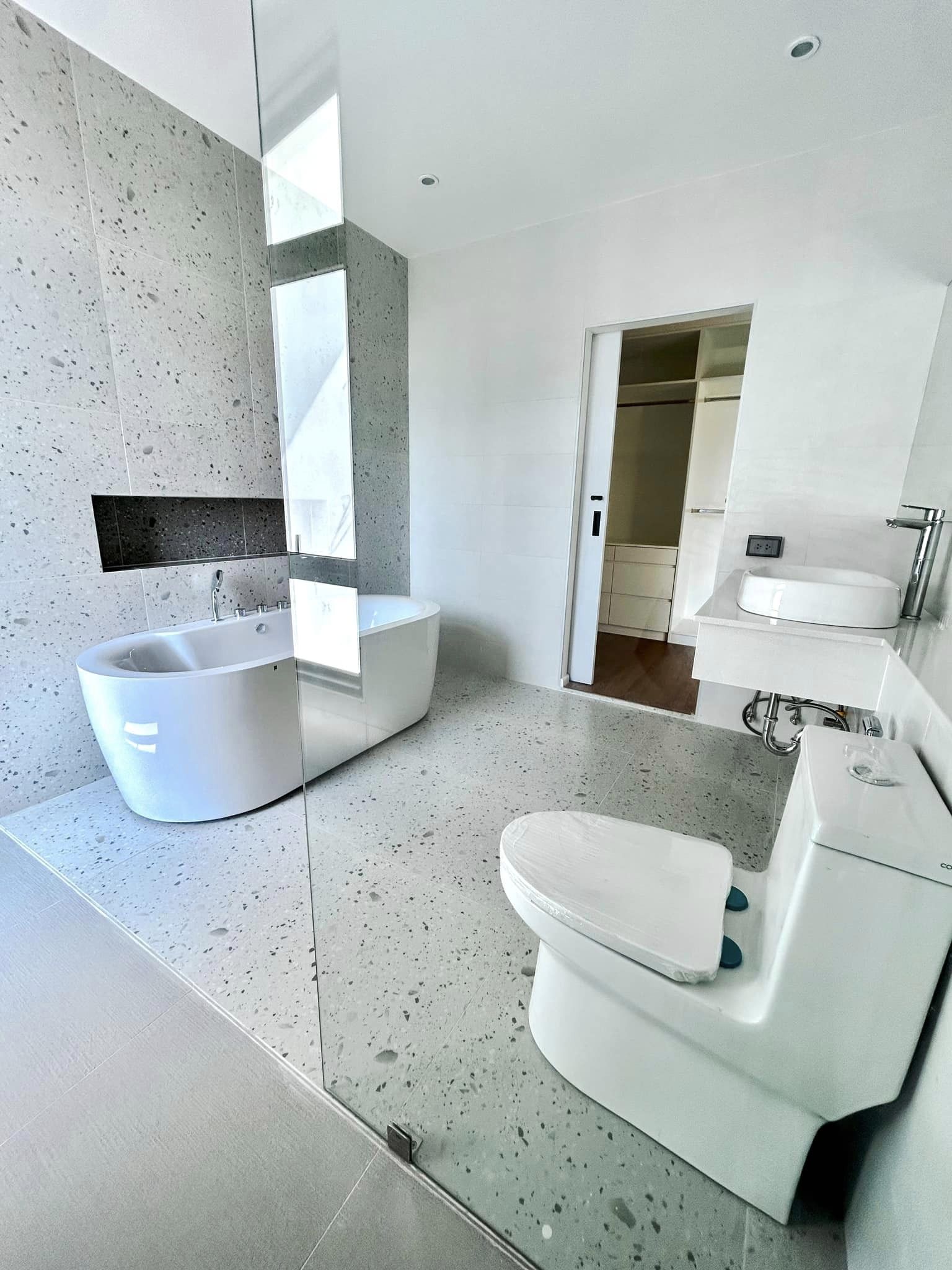 Newly built house for sale in the heart of the city. 📢