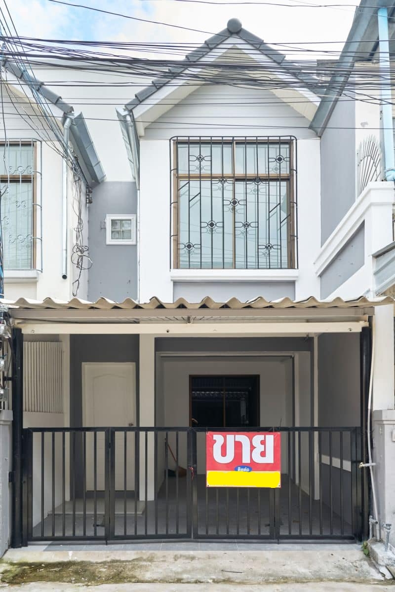 Townhouse for sale in the city, Don Chan intersection.