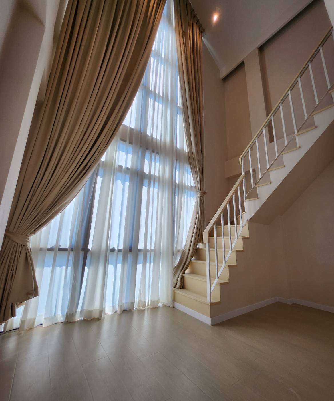 Available for rent, 3-story minimalist house with a swimming pool / Mae Rim 