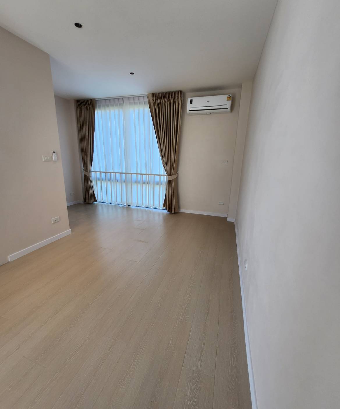 Available for rent, 3-story minimalist house with a swimming pool / Mae Rim 