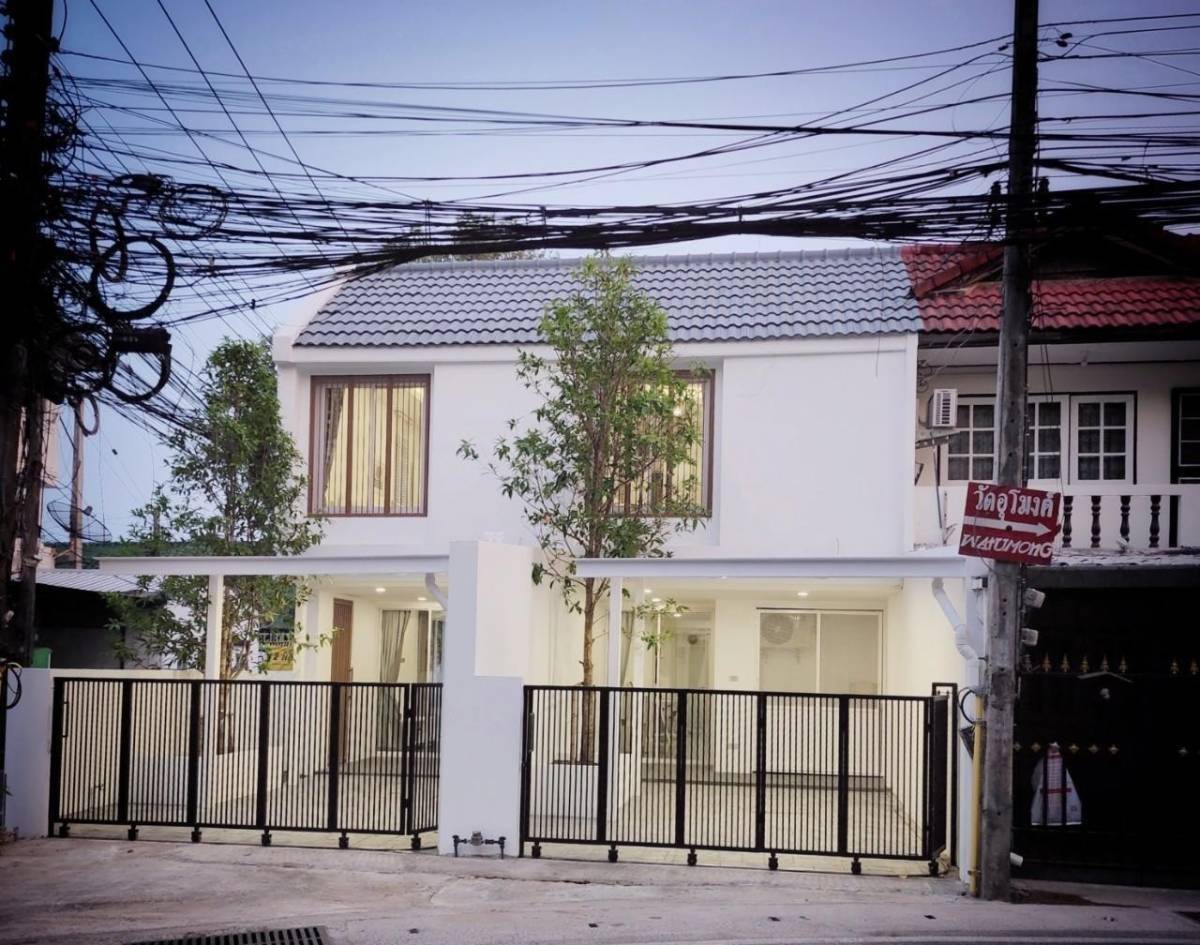 2-story townhouse for sale behind CMU, Nimman