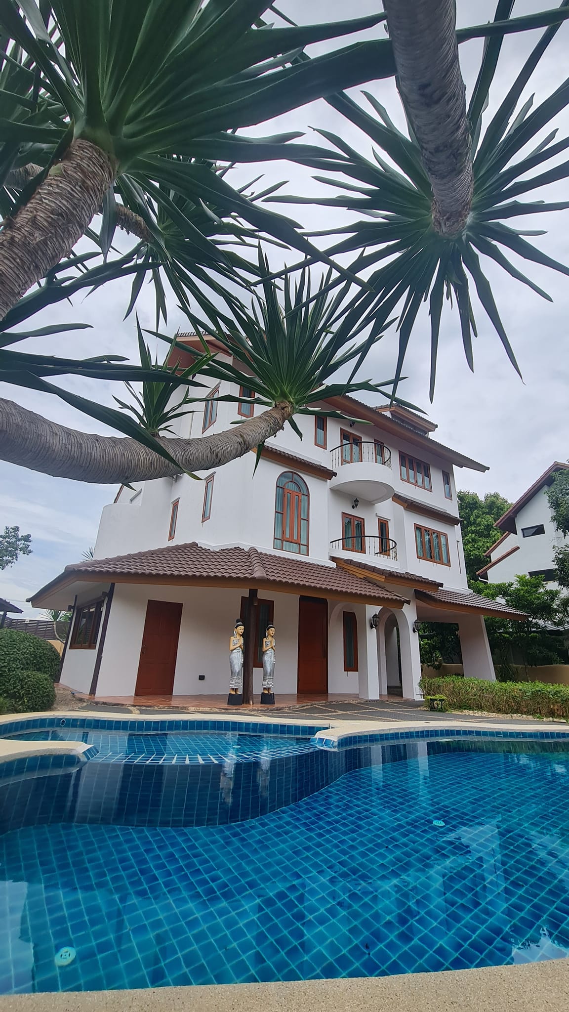 Pool villa three-storey house in Hangdong