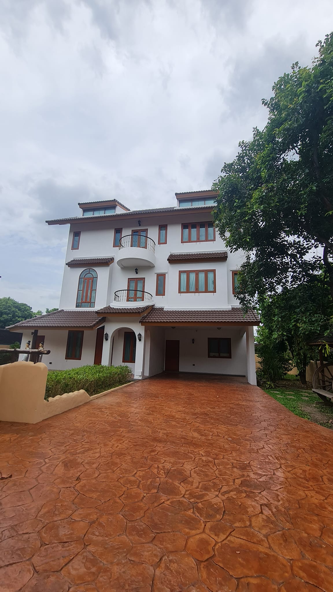 Pool villa three-storey house in Hangdong