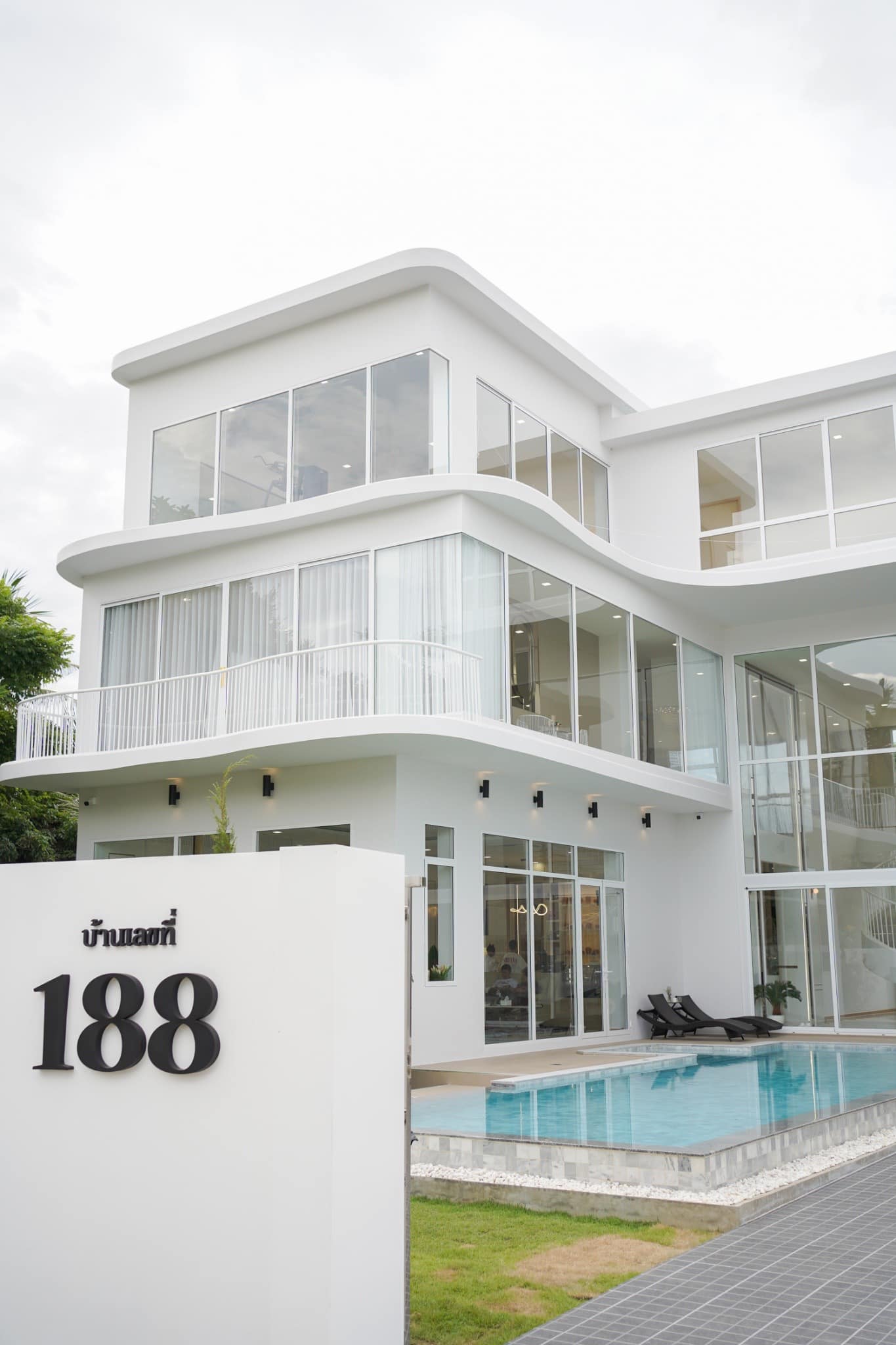 For sale New 3-storey pool villa Saraphi District 