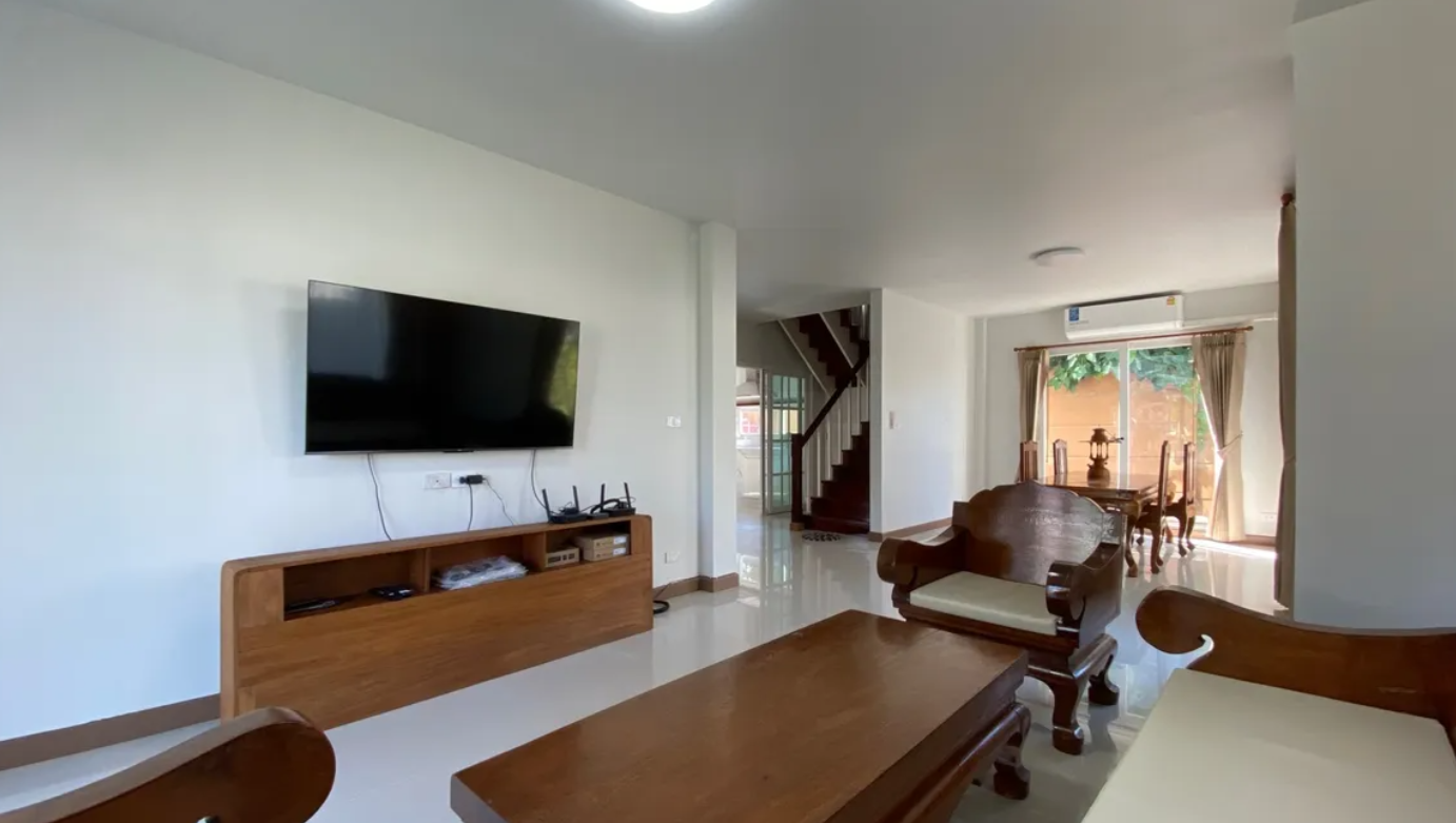 House for sale in Vararom Kaewnawarat Village, safe with security guards.