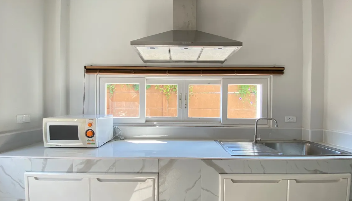 House for sale in Vararom Kaewnawarat Village, safe with security guards.