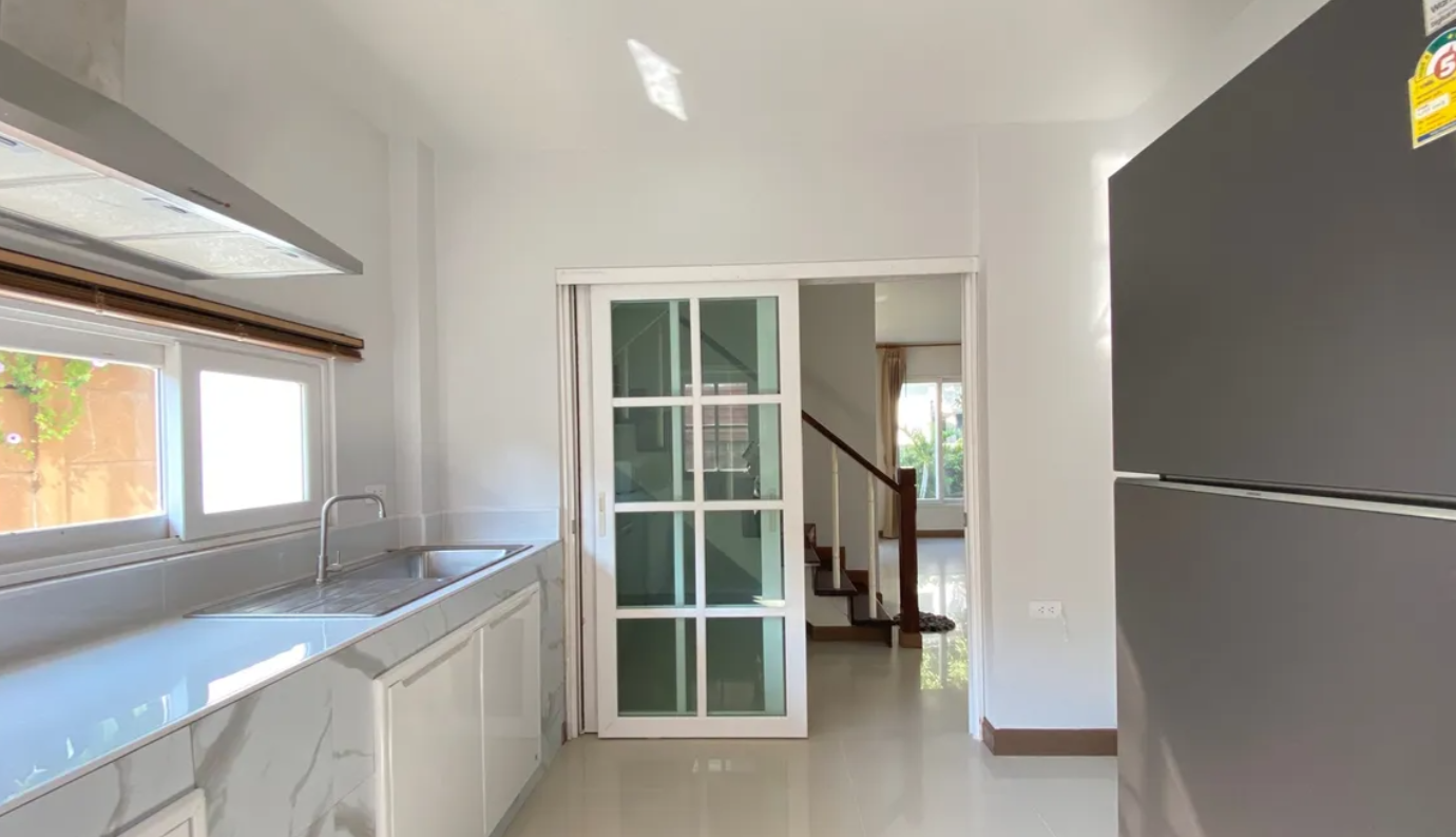 House for sale in Vararom Kaewnawarat Village, safe with security guards.