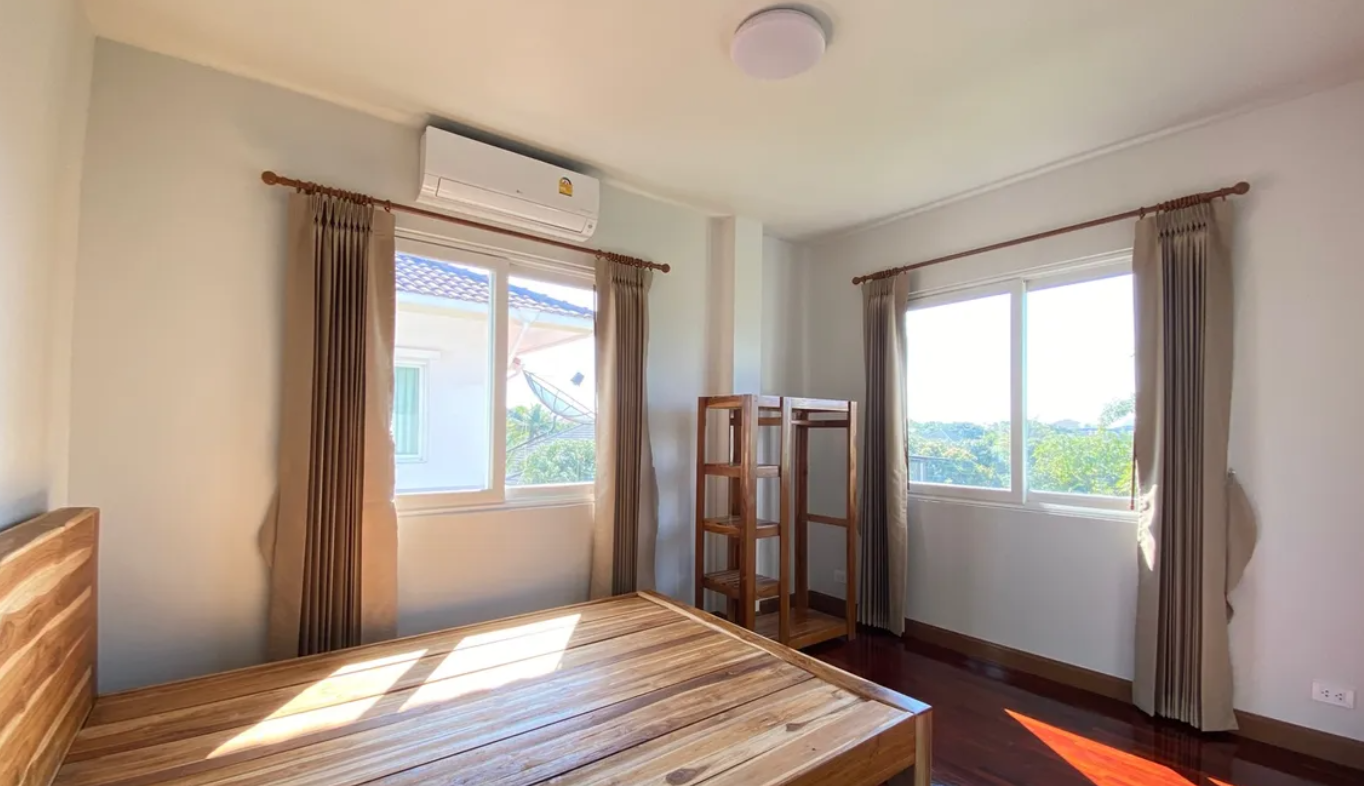 House for sale in Vararom Kaewnawarat Village, safe with security guards.