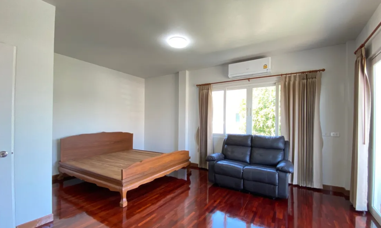 House for sale in Vararom Kaewnawarat Village, safe with security guards.