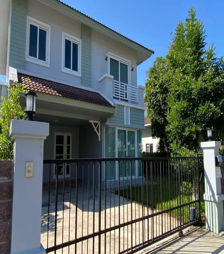 House for sale in Vararom Kaewnawarat Village, safe with security guards.