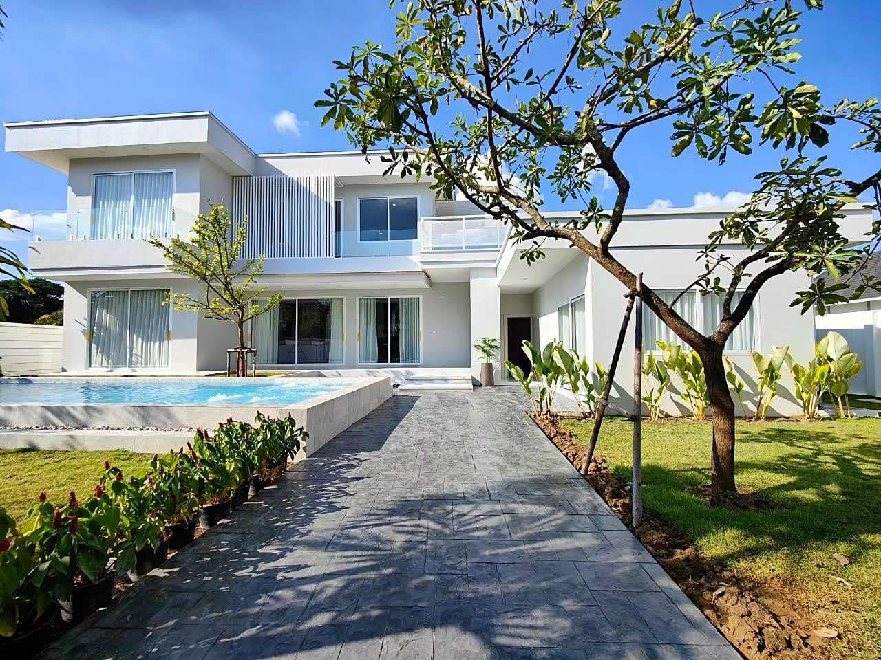 The stunning modern luxury  pool villa for sale