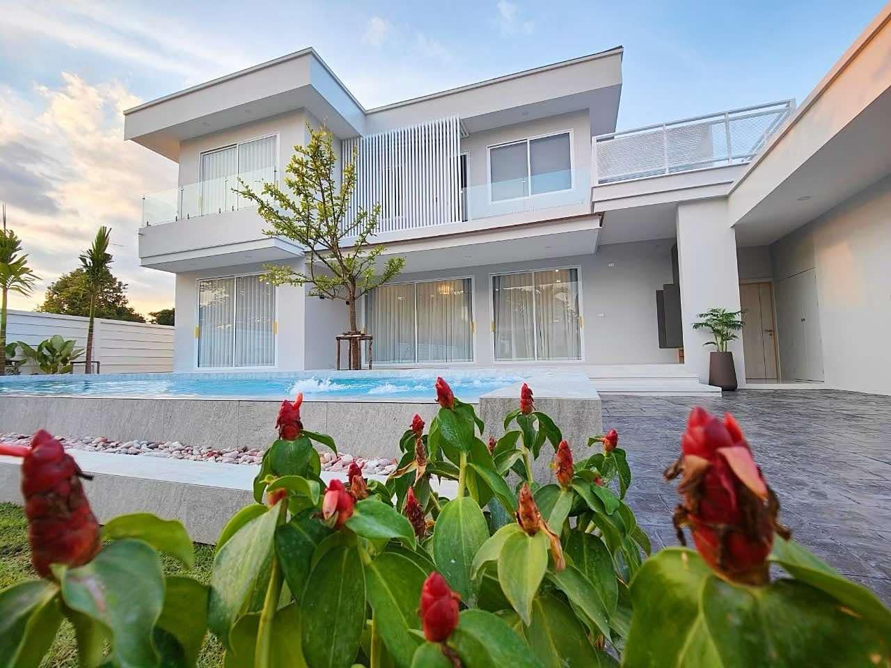 The stunning modern luxury  pool villa for sale