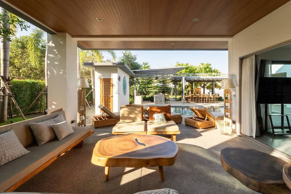 Selling luxury pool villas in Hangdong 