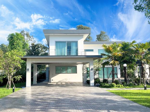 Selling luxury pool villas in Hangdong 